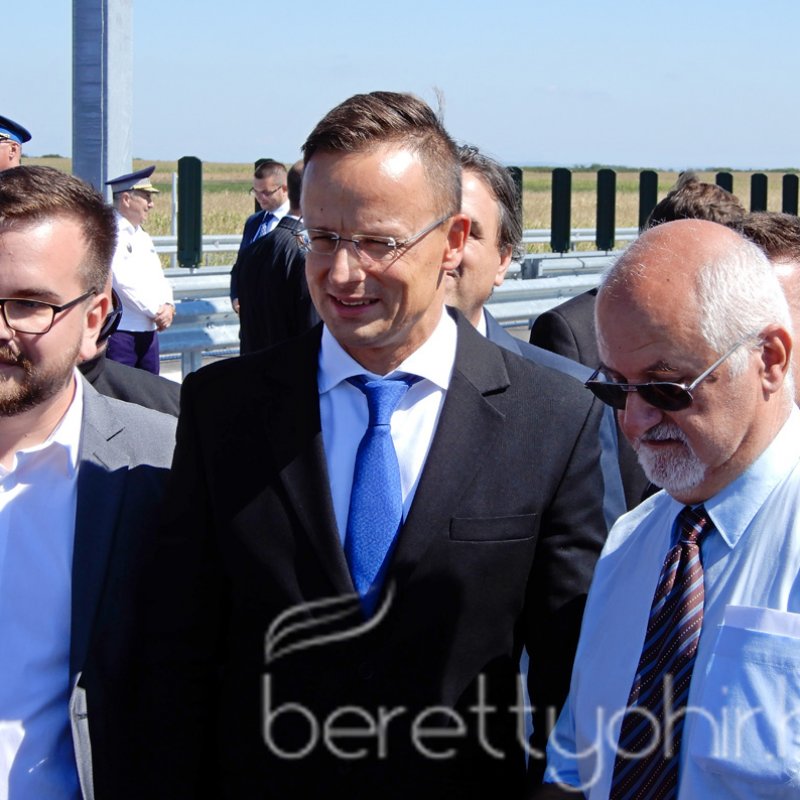 Átadták az M4-es autópálya Ártándig tartó szakaszát36